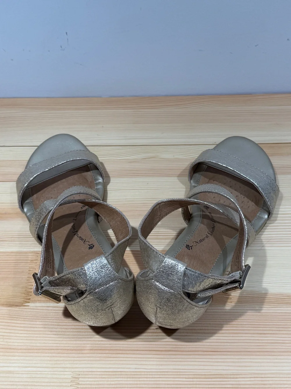 Söfft Metallic Champagne Gold Leather Low Wedge Sandals: 7.5 - Picture 6 of 11